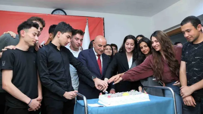 Başkan Altınok YKS öğrencileriyle pasta kesti