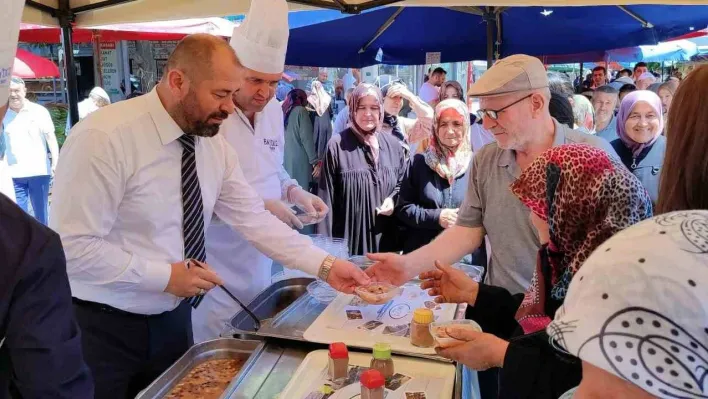 Başkan Aykurt vatandaşlara aşure dağıttı