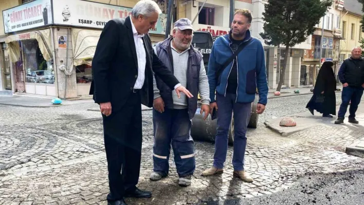 Başkan Bakkalcıoğlu asfaltlama çalışmalarına katıldı