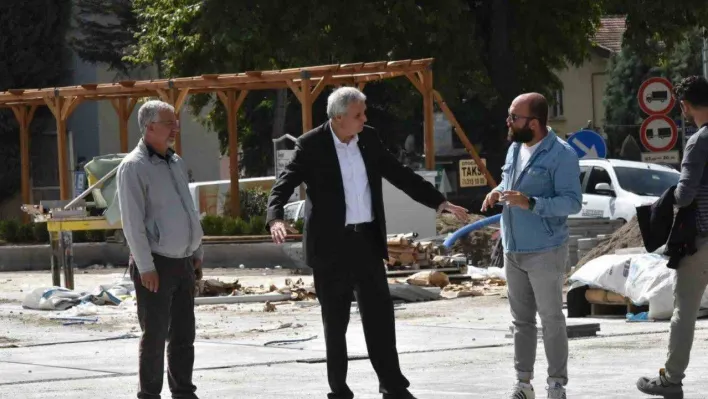Başkan Bakkalcıoğlu Cumhuriyet Meydanı'nda incelemelerde bulundu