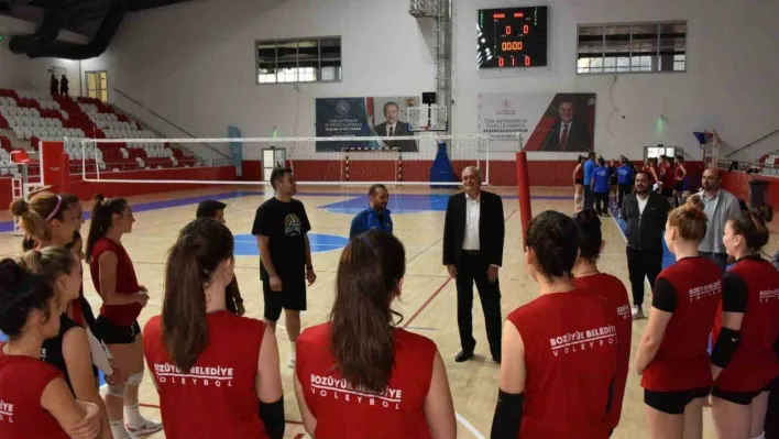 Başkan Bakkalcıoğlu kadın voleybol takımının hazırlık maçını izledi