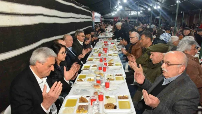 Başkan Bakkalcıoğlu Kadir Gecesi'nde orucunu hemşehrileri ile birlikte açtı