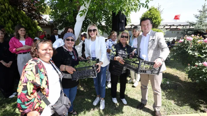 Başkan Balcıoğlu, kadın üreticilere sebze fidesi dağıttı