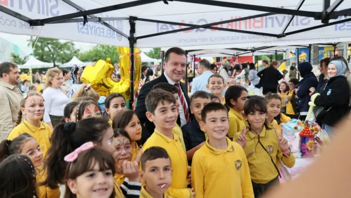 Başkan Balcıoğlu, Sevim Avni Çoğal İlkokulu'nda kermese katıldı