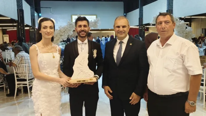 Başkan Dilsiz, genç çiftlerin mutluluğuna ortak oldu