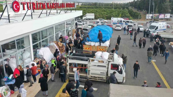 Başkan gözyaşlarını tutamadı, Erdemli'den 35 araçlık yaşam desteği gönderildi