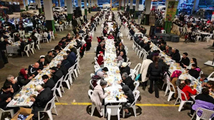 Başkan Hürriyet, ilk iftarı İzmitlilerle birlikte yaptı