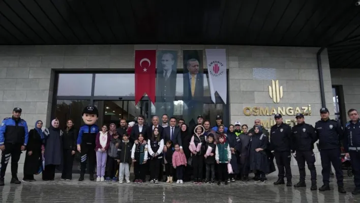 Başkan İsmet Yıldırım şehit çocukları ile birlikte ağaç dikti