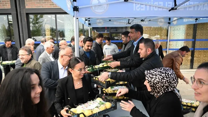 Başkan Kocaman meclis üyelerine ayva dağıttı