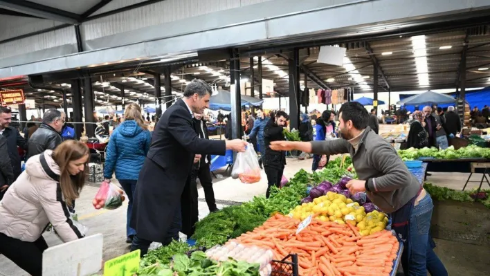 Başkan Kocaman pazar alışverişinde