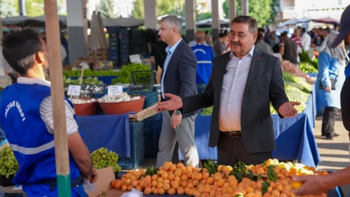 Başkan Odabaşı semt pazarında vatandaşların ve esnafın taleplerini dinledi