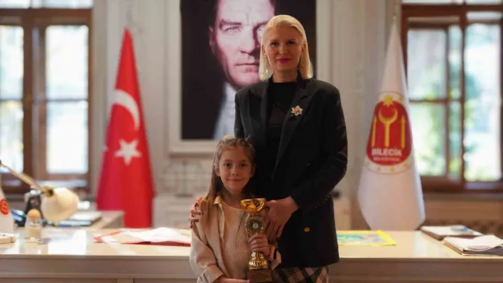 Başkan Subaşı, şiir ve resim yarışmasında dereceye girenlere ödüllerini verdi