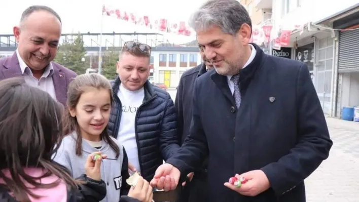 Başkan Suer çocukların yüzünü güldürmeyi başarıyor