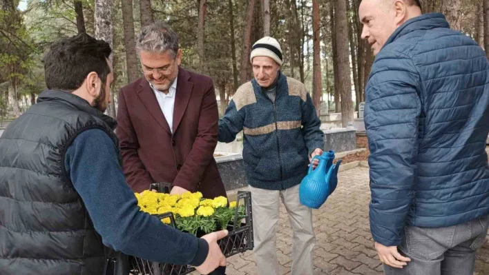 Başkan Suer, ilçe mezarlığında vatandaşlara çiçek takdim etti