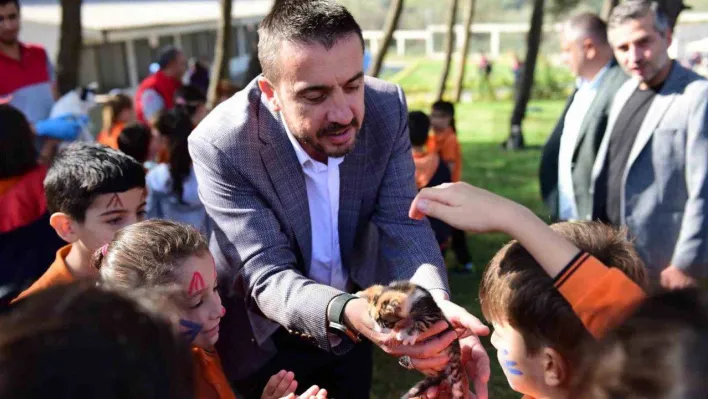 Başkan Tanır ve öğrenciler patili dostları yalnız bırakmadı