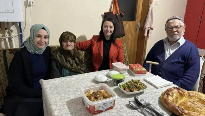 Başkan Tekin, 62 yıldır evli çiftin iftar sofrasına misafir oldu