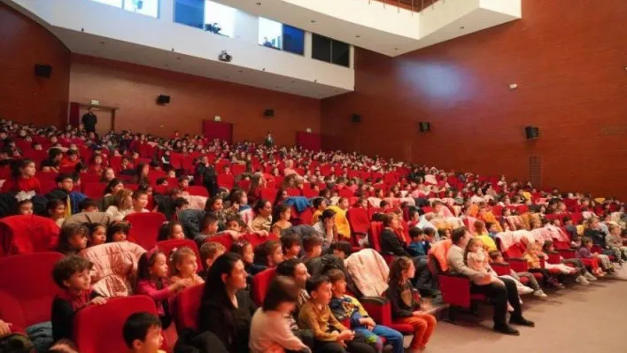 Başkan V. Subaşı çocuklarla birlikte tiyatro oyununu seyretti