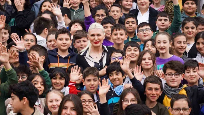 Başkan V. Subaşı depremzedeler için kurulan hayır çarşısını gezdi