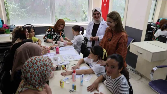 Başkan Vekili Abiş, anne-çocuk atölyelerinde miniklerin yetenekleri takip etti