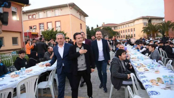 Başkan Yazıcı bin 250 öğrenci ile iftar yaptı