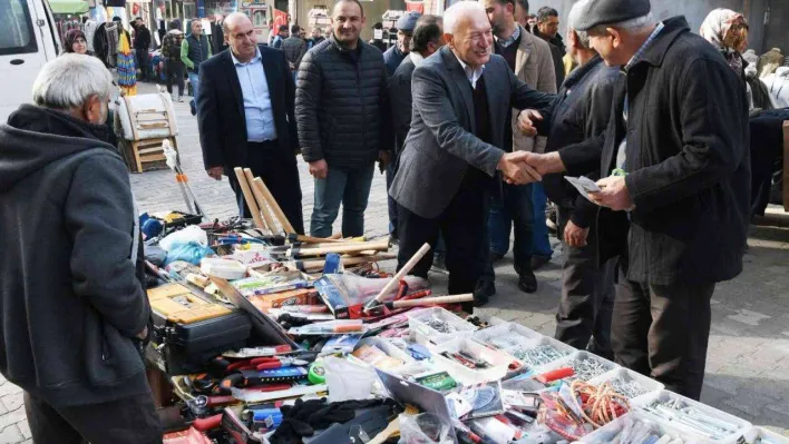 Başkan Yılmaz, pazarcı esnafı ve vatandaşların yeni yılını kutladı