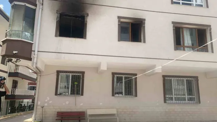 Başkent'te alevlere teslim olan daire kullanılamaz hale geldi