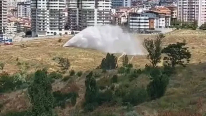 Başkent'te boru patladı, su metrelerce yükseğe fışkırdı