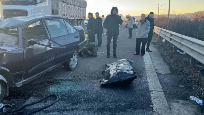 Başkentte kamyonla otomobil çarpıştı: 1 ölü, 4 yaralı