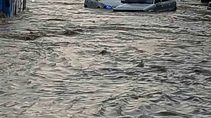 Başkentte sağanak yağış hayatı olumsuz etkiledi