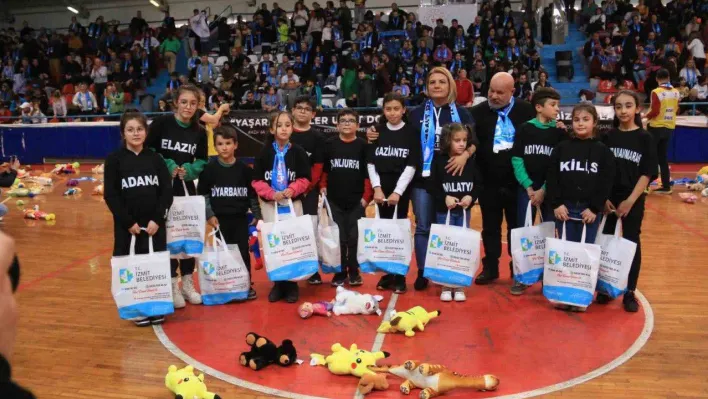 Basketbol maçında sahaya pelüş oyuncak yağdı