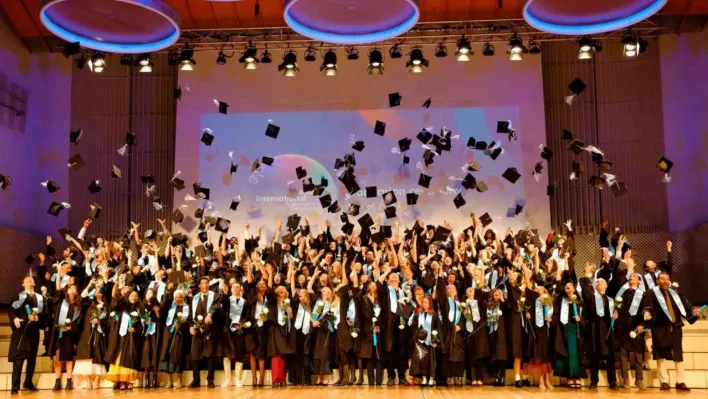 BAU Global ağındaki Berlin International Üniversitesi'nde mezuniyet coşkusu