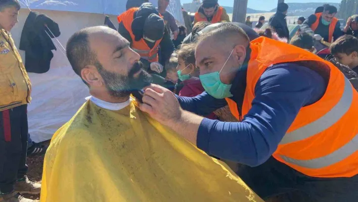 Bay ve bayan kuaförler bu kez depremzedeler için makas tuttu