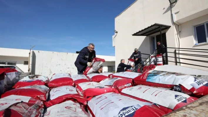 Bayraklı Belediyesi'nden deprem mağduru can dostlara mama desteği