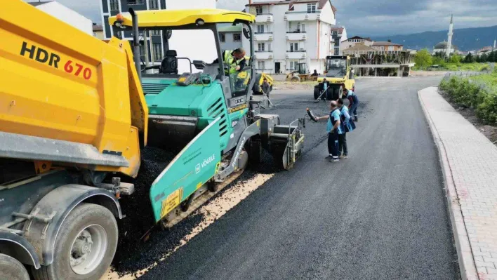 Bayraktar Caddesi'ne 650 ton asfalt serimi