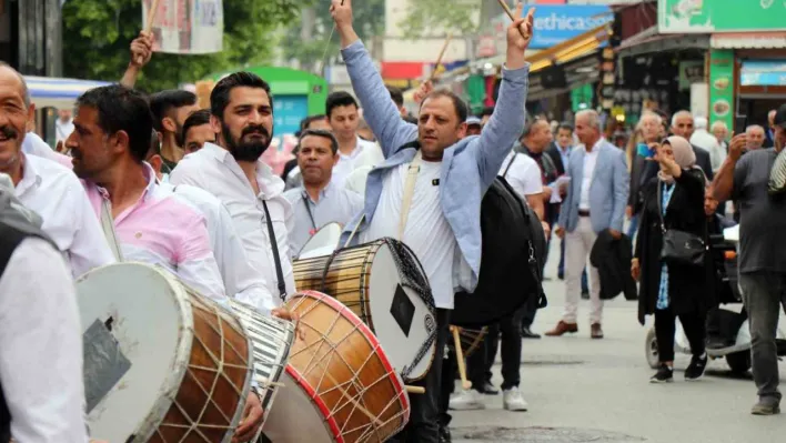 Bayram değil seyran değil: Davulcuları sokaklarda görenler şaşırdı