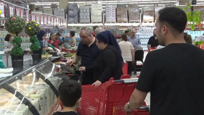 Bayram öncesi büyük indirim yapılan markete vatandaşlar akın etti