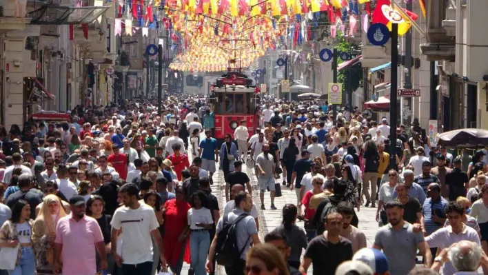 Bayram öncesi vatandaşlar Taksim'e akın etti