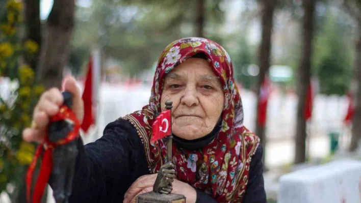 Bayram öncesinde şehit ailelerinin ilk durağı yine şehitlikler oldu