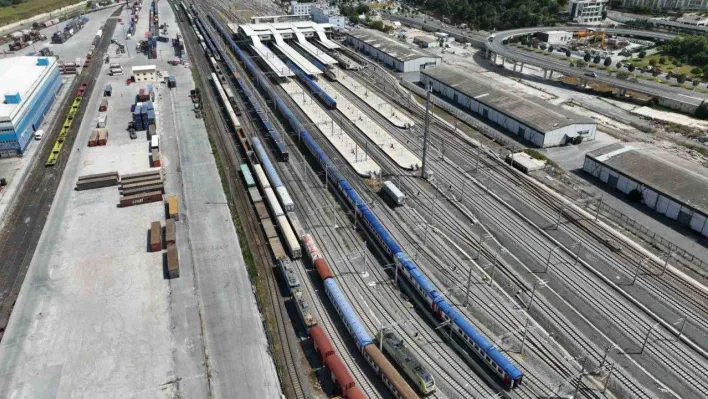 Bayram tatili nedeniyle trenlere vagonların eklenmesi havadan görüntülendi