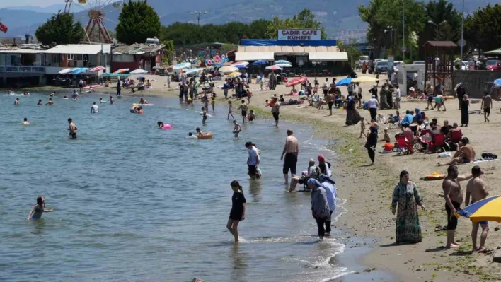 Bayram tatilinin son gününü fırsat bilenler denize akın etti