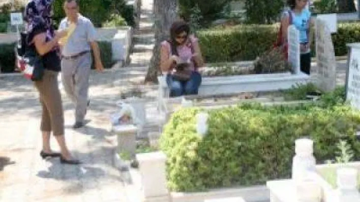 Bayramı Arifesinde Mezarlıklar Doldu Taştı