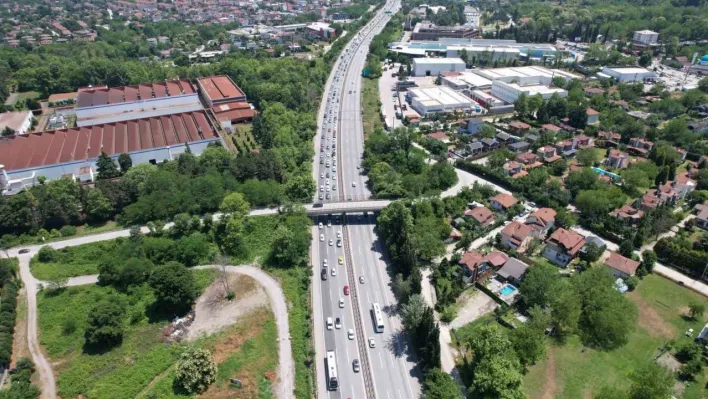 Bayramın dönüş çilesi: Otoyoldaki yoğunluk havadan görüntülendi
