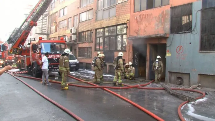Bayrampaşa'da 4 katlı iş yerinde çıkan yangın paniğe neden oldu