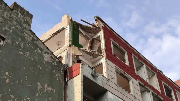 Bayrampaşa'da balkon çöktü: 2 araç kullanılmaz hale geldi