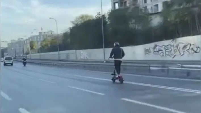 Bayrampaşa'da elektrikli scooter'la tehlikeli yolculuk kamerada