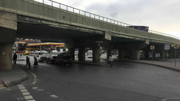 Bayrampaşa'da İBB tarafından yapılan köprü bakımsızlık nedeniyle tehlike saçıyor