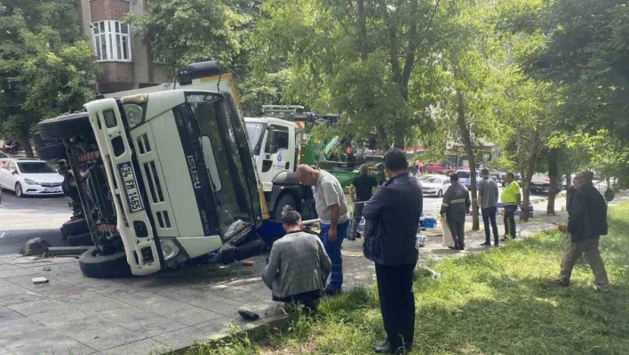 Bayrampaşa'da kamyon devrildi, genç kadın yaralandı: O anlar kamerada