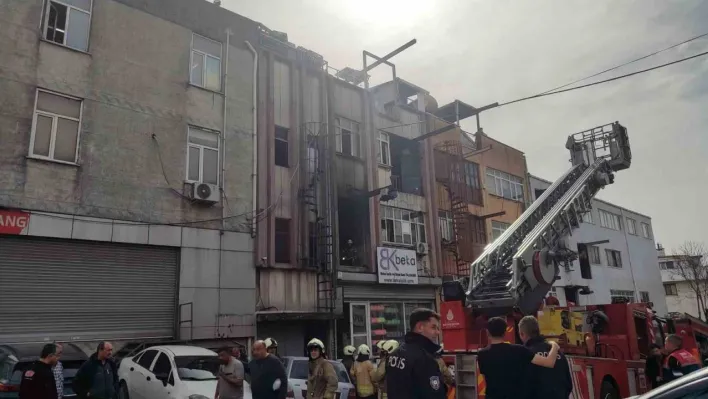 Bayrampaşa'da yangında can pazarı: 2 kadın işçi çatıda mahsur kaldı