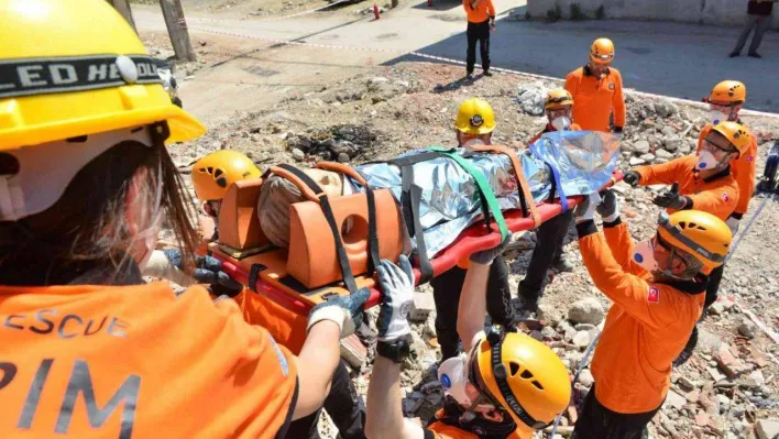 Belediye çalışanları arama kurtarma sertifikasını aldı