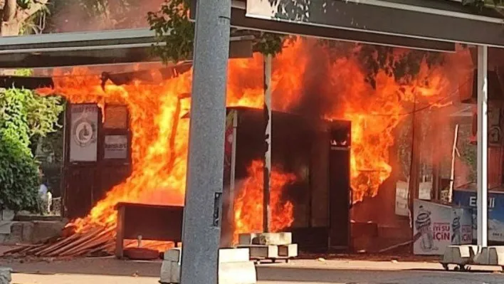 Belediye dükkânları alev alev yandı